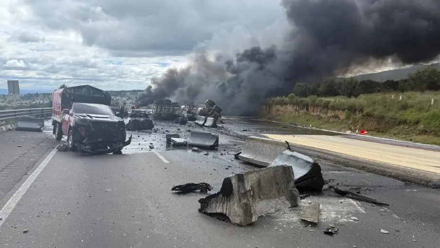 Explosión de pipa en la México-Puebla deja un herido y obliga a evacuación de casas
