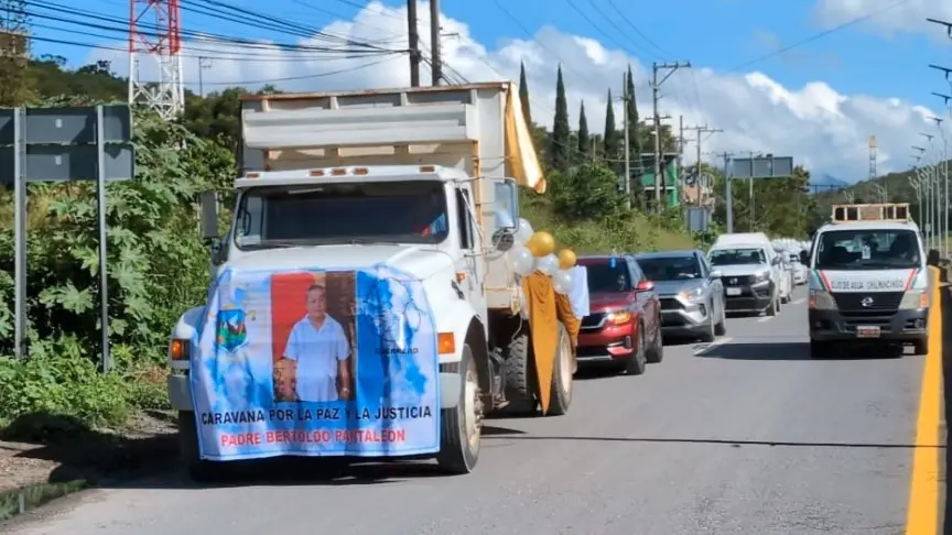 Realizan caravana por la paz para exigir justicia tras asesinato de cura en Guerrero