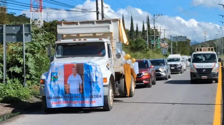 Realizan caravana por la paz para exigir justicia tras asesinato de cura en Guerrero