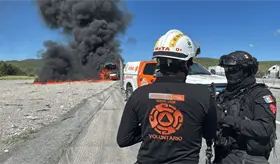 Se calcina en NL camión de pasajeros que se dirigía a Veracruz