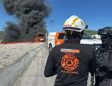 Se calcina en NL camión de pasajeros que se dirigía a Veracruz