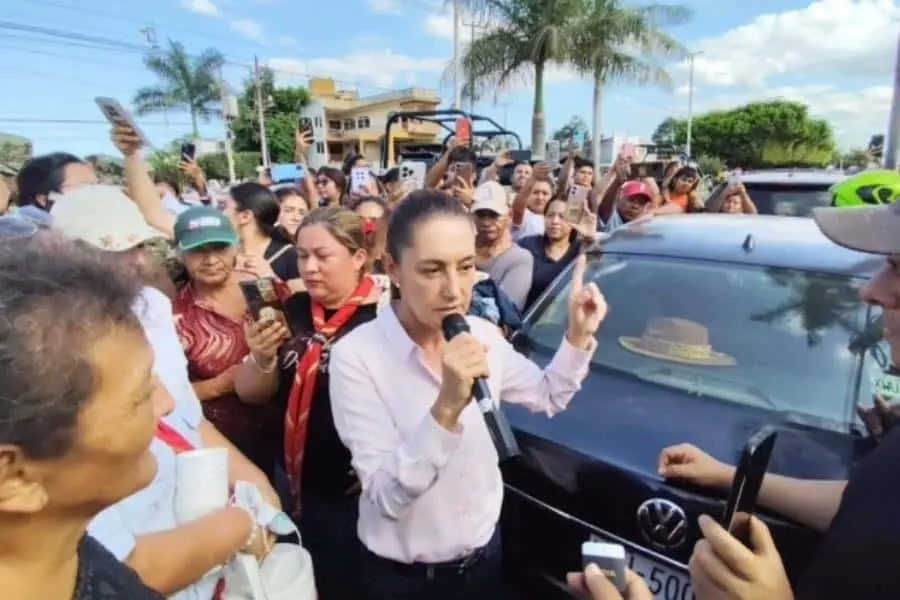 Increpan a Sheinbaum en Poza Rica por jóvenes atrapados en residencias