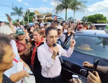 Increpan a Sheinbaum en Poza Rica por jóvenes atrapados en residencias