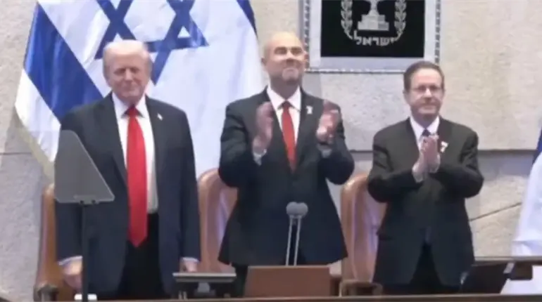 "Hoy los cielos están en calma, las armas callan": Trump en Parlamento de Israel