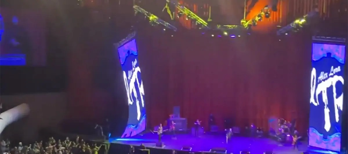 Concierto del TRI en Auditorio Nacional es interrumpido por incidente con pantalla