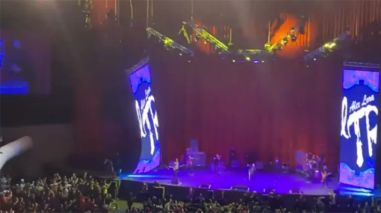 Concierto del TRI en Auditorio Nacional es interrumpido por incidente con pantalla