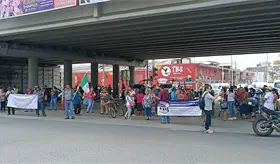 Afectados por inundaciones de 1999 y 2007 bloquean Av. Mina para pedir pago de indemnizaciones