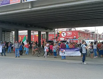 Afectados por inundaciones de 1999 y 2007 bloquean Av. Mina para pedir pago de indemnizaciones