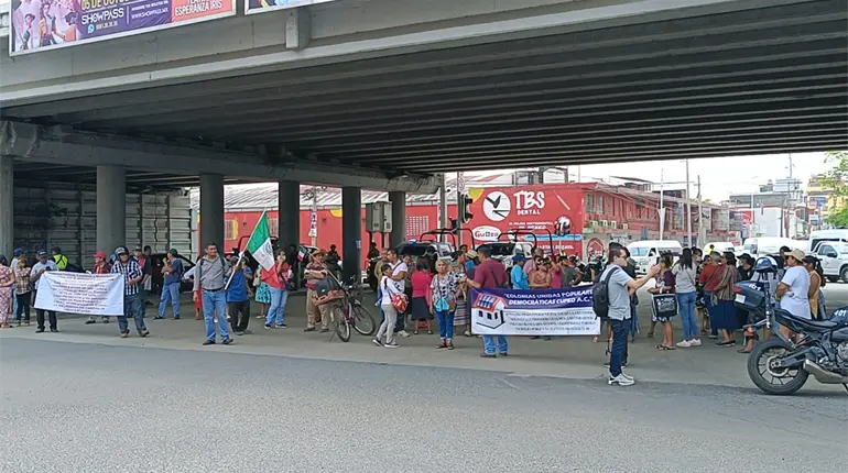 Afectados por inundaciones de 1999 y 2007 bloquean Av. Mina para pedir pago de indemnizaciones