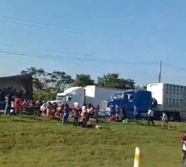 Rapiñan camión con frutas y verduras que volcó en la Coatzacoalcos-Cárdenas