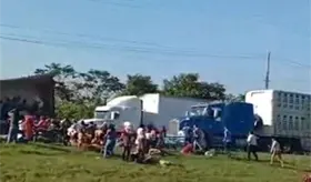 Rapiñan camión con frutas y verduras que volcó en la Coatzacoalcos-Cárdenas