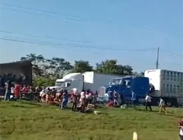 Rapiñan camión con frutas y verduras que volcó en la Coatzacoalcos-Cárdenas