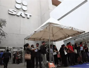Trabajadores del SAT convocan a marcha pacífica este martes por falta de aumento salarial