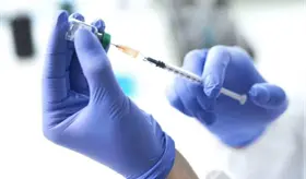 NHS en Inglaterra crea vacuna capaz de tratar 15 tipos de cáncer en minutos