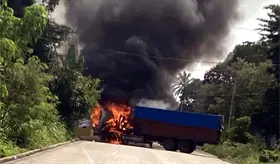 Detienen a tres por bloqueos y quemas de 14 autos en Chiapas
