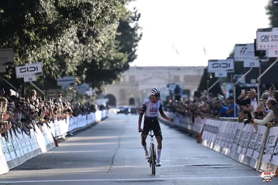 Isaac del Toro consigue su victoria 16 de la temporada en el Giro del Veneto