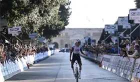 Isaac del Toro consigue victoria 16 de la temporada en el Giro del Veneto