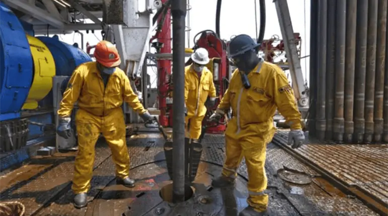 Pemex y STPRM acuerdan alza salarial de 4.5%