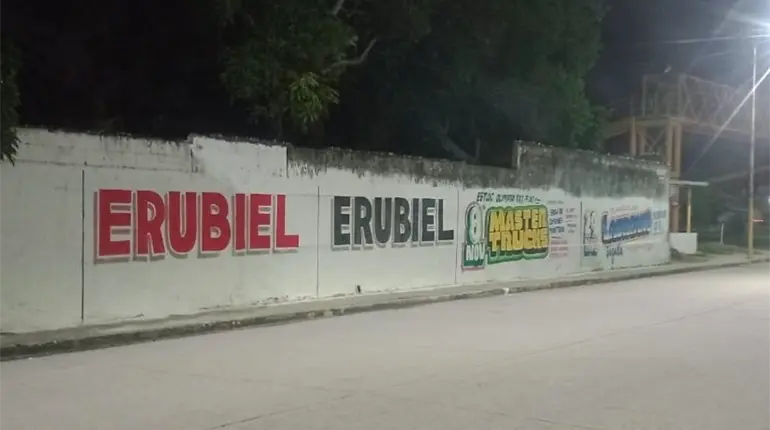 Pintan bardas con el nombre de Erubiel Alonso