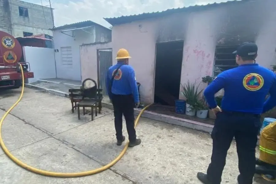 Se incendia casa en Atasta