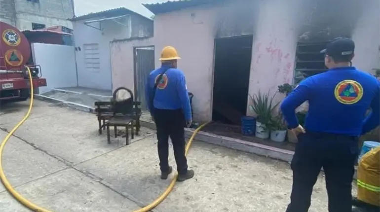 Se incendia casa en Atasta