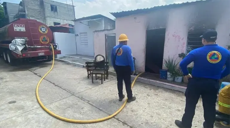 Se incendia casa en la colonia Atasta de Serra, presuntamente debido a un cortocircuito