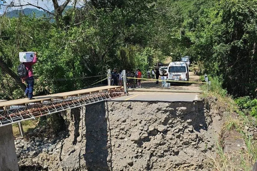 Reporta SICT afectaciones en carreteras y puentes de 108 municipios de cinco estados por lluvias y desbordamientos de ríos