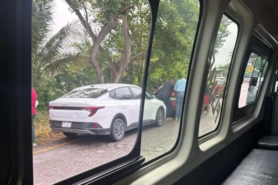 Dos heridos y 5 vehículos siniestrados, dejan 2 accidentes en la Villahermosa-Teapa
