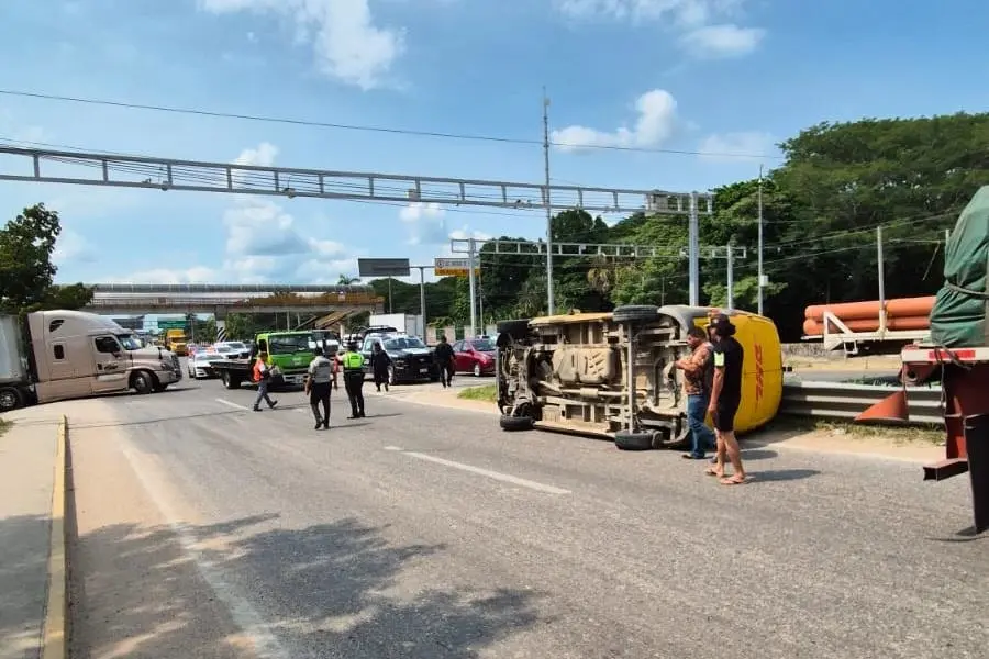 Vuelca vehículo de transporte de paquetería en el Puente Los Monos