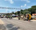 Vuelca unidad paquetería en el puente Los Monos; conductor sale ileso