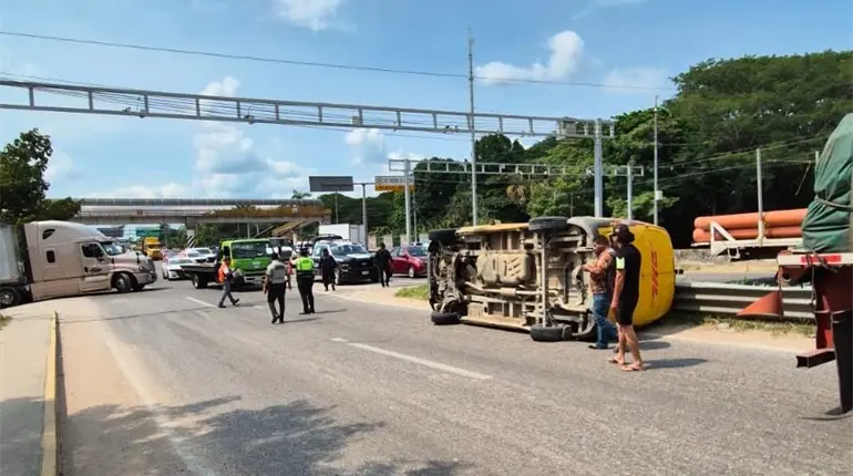 Vuelca unidad paquetería en el puente Los Monos; conductor sale ileso