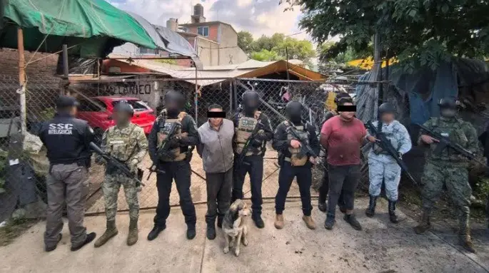 Aseguran en CDMX predio usado para desmantelamiento y venta de vehículos robados