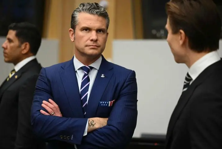 Aterriza de emergencia avión que transportaba a secretario de Guerra de EE. UU.