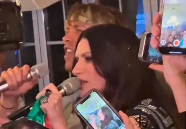 Coinciden Laura Pausini y Aldo de Nigris en CDMX y protagonizan emotivo karaoke