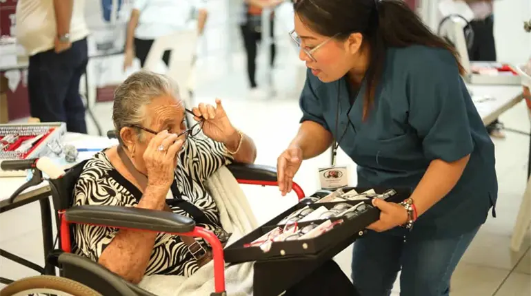 Entrega gobierno de Tabasco más de 2,500 lentes a beneficiarios de 10 municipios