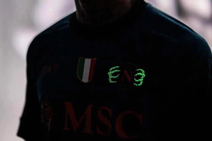 Napoli presenta su jersey especial de Halloween que brilla en la oscuridad