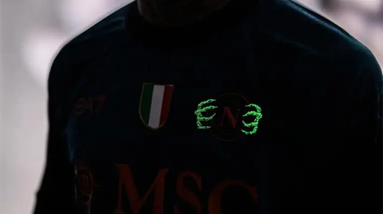Napoli presenta su jersey especial de Halloween que brilla en la oscuridad