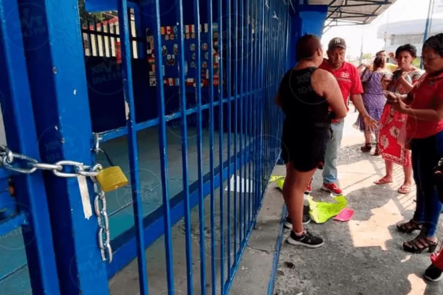 Padres de primaria en Centro se inconforman con cierre del plantel durante protesta del turno de la mañana