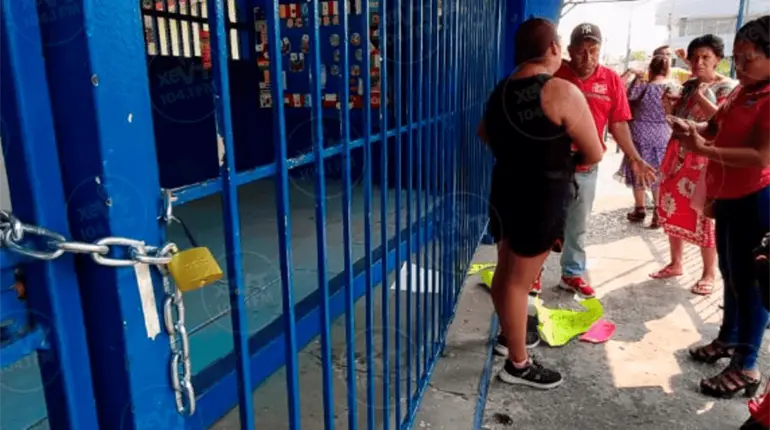 Padres de primaria en Centro se inconforman con cierre del plantel durante protesta del turno de la mañana