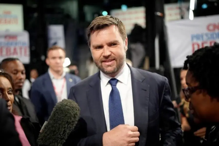 Son bromas: JD Vance, defiende a grupo de jóvenes republicanos que "expresaron" su amor por Hitler