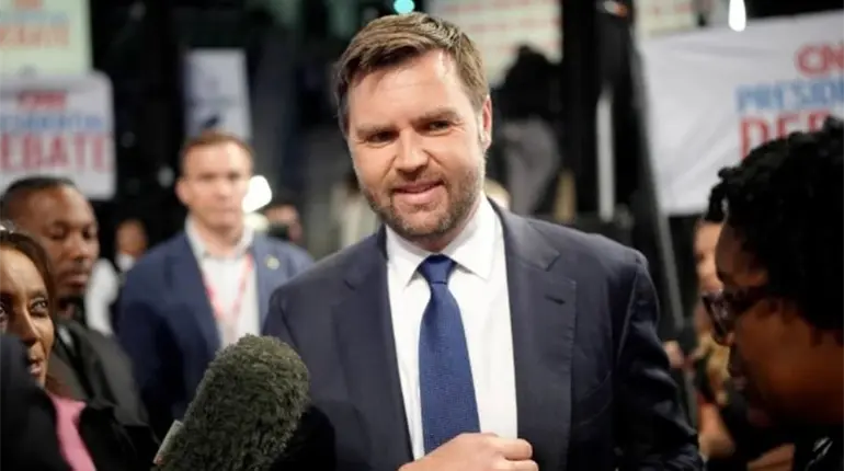 Son bromas: JD Vance, defiende a grupo de jóvenes republicanos que "expresaron" su amor por Hitler