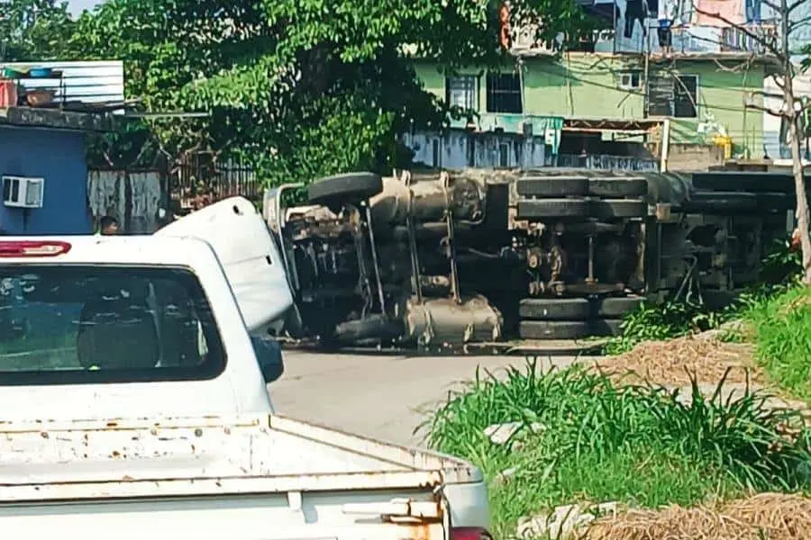 Vuelca góndola cargada con arena en la Av. Luis Donaldo Colosio en la colonia La Manga