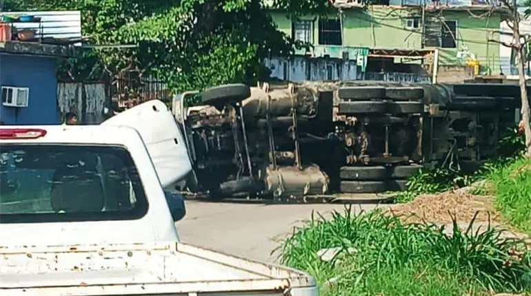 Vuelca góndola cargada con arena en la Av. Luis Donaldo Colosio en la colonia La Manga