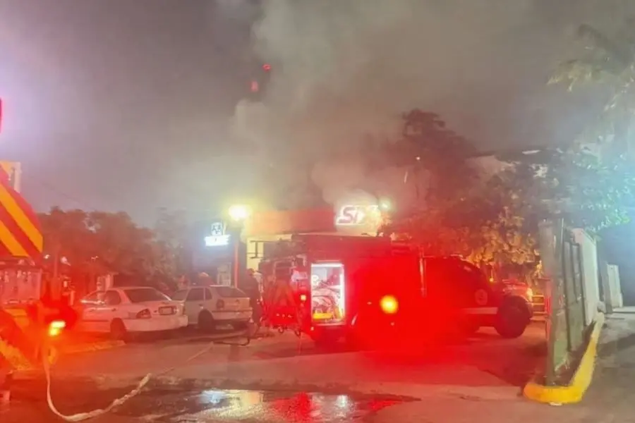 Se incendia depósito de cerveza sobre avenida Bicentenario
