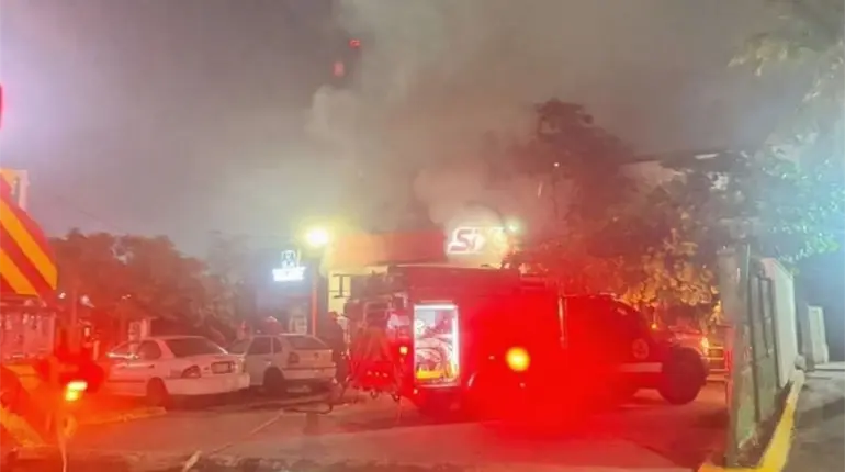 Se incendia depósito de cerveza sobre avenida Bicentenario