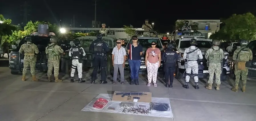 Detienen a tres presuntos distribuidores de drogas en Centro; se les aseguró un arma larga