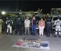 Detienen a tres presuntos distribuidores de drogas en Centro; se les aseguró un arma larga