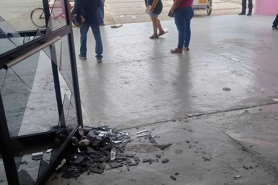 Intento de asamblea de asociación termina entre molestias y destrozos en el Parque Tabasco