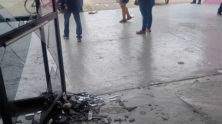 Intento de asamblea de asociación termina entre molestias y destrozos en el Parque Tabasco