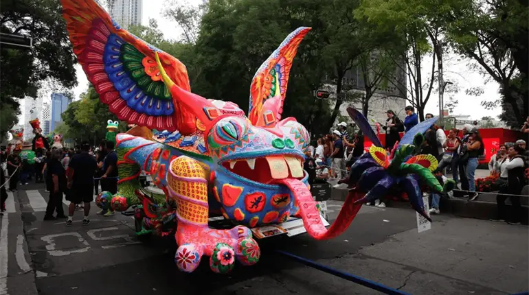 Participan 200 Alebrijes Monumentales en tradicional desfile del Museo de Arte Popular en CDMX